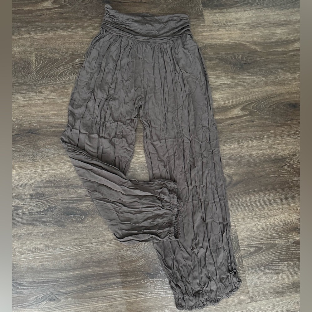 Italian fashion. Women's olive/coffee color Pants.